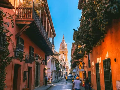 Rua colonial no centro histórico de Cartagena