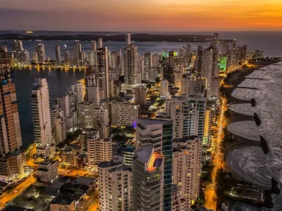Vista da orla moderna de Cartagena ao entardecer