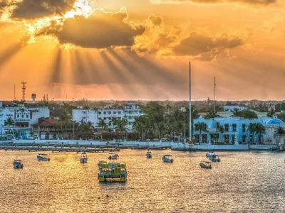 Barcos ancorados na baía de Cartagena