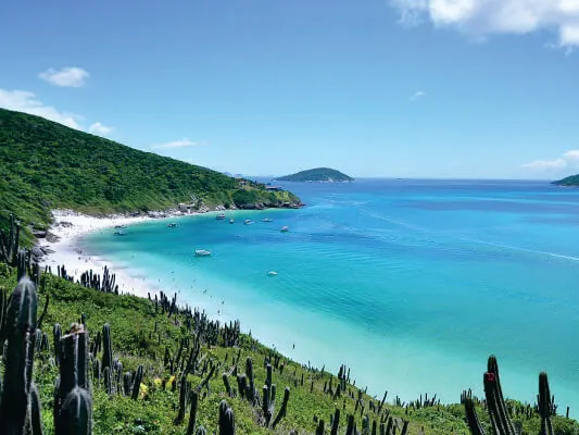 Praia de águas turquesa em Cabo Frio