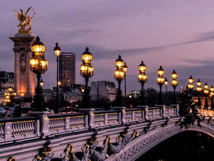 Ponte Alexandre III iluminada ao entardecer em Paris