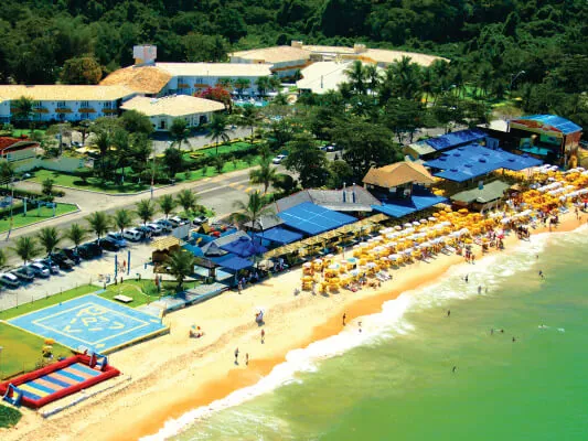 Praia com quiosques em Porto Seguro