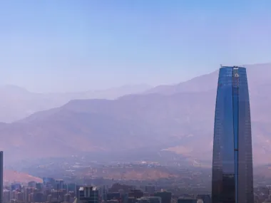 Skyline de Santiago com a Cordilheira dos Andes ao fundo